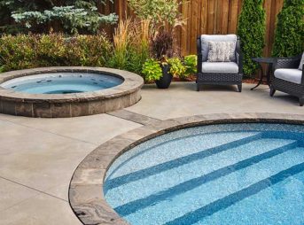 Hot tub and pool with vinyl liner